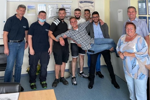 Ehrung langjähriger Mitarbeiter und Zeugnisübergabe an ausgelernte Auszubildende