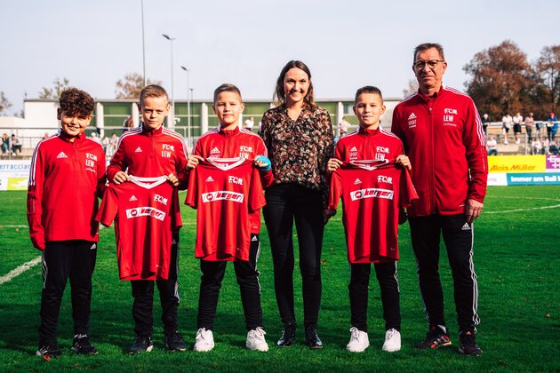 Am Ball bleiben: Berger sponsert Trikots der FC Memmingen E1-Junioren