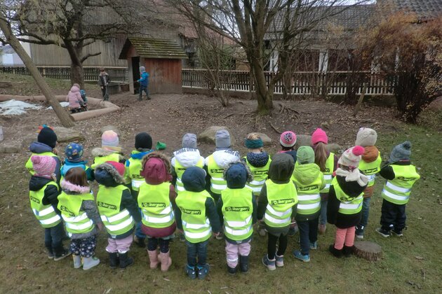 Berger spendet Warnwesten für den Kindergarten Hawangen